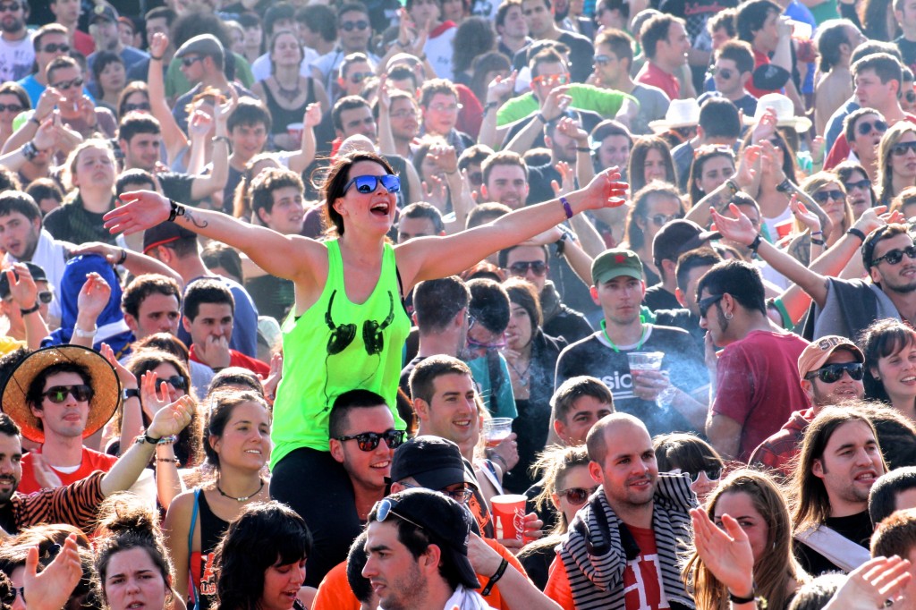 Personas disfrutando de un concierto en el Viña Rock.